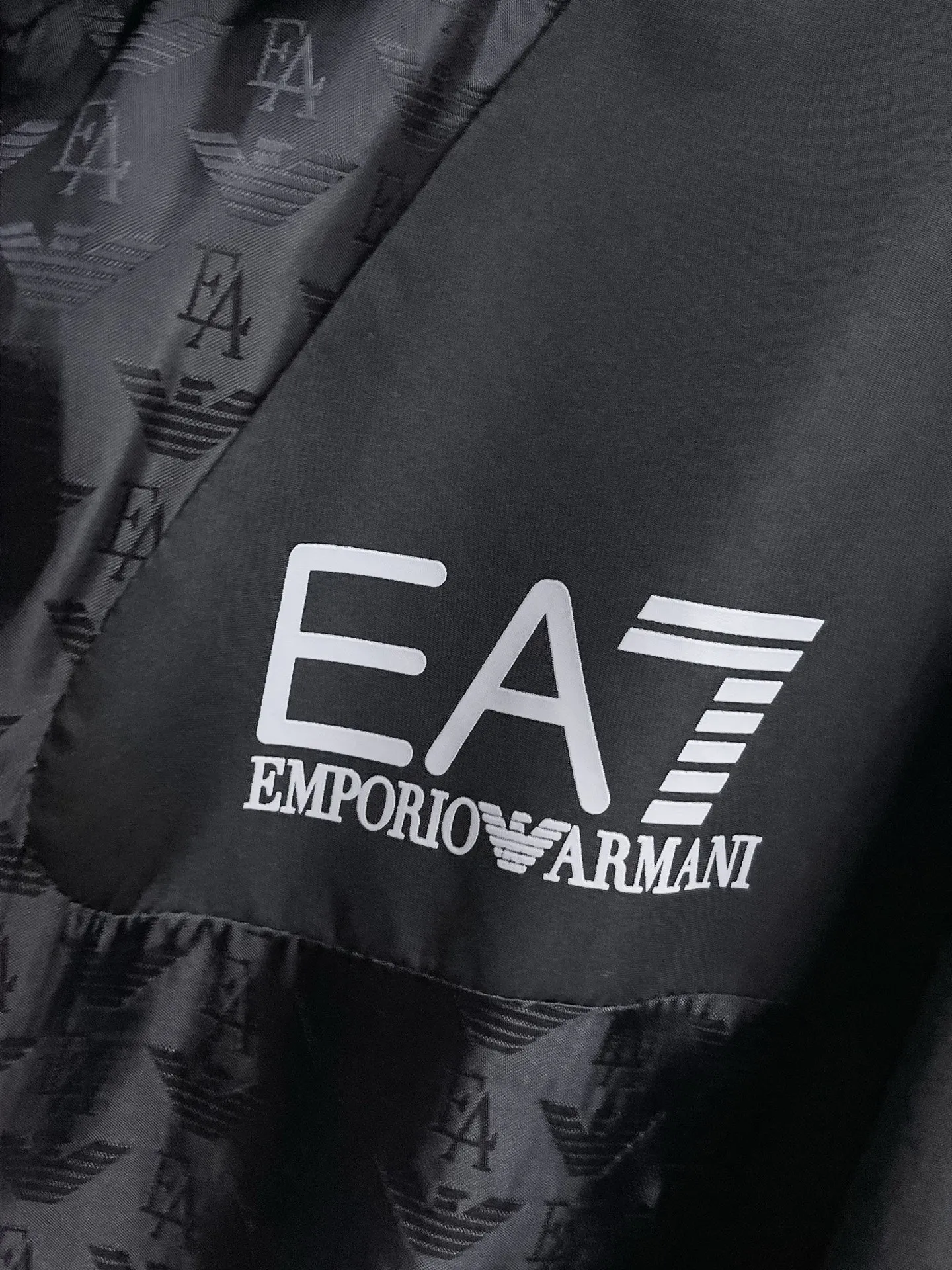 Armani official website Same Style, complete with three labels, on sale in advance. 2026 Autumn and Winter New Arrival men's jacket, Original with complete three labels, Premium version. Custom-made fabrics at the counter. Breathable, high comfort, impeccable details, brand element design concept, reflecting high quality. It feels delicate and soft, presents a casual cut, and has a great upper body shape. Sizes: M～3XL,